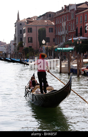Touristen genießen eine Abend Gondel Fahrt entlang des Canal Grande in Venedig, Italien. Stockfoto
