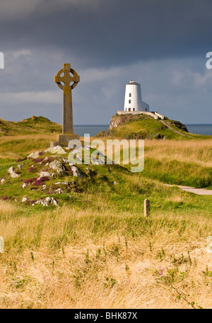 Stein überqueren und Leuchtturm auf Llanddwyn Island National Nature Reserve, in der Nähe von Newborough, Anglesey, North Wales, UK Stockfoto
