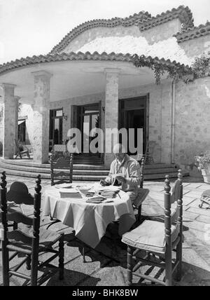 Juergens, Curd, 13.12.15 - 18.6.1982, deutscher Schauspieler, halbe Länge, auf der Terrasse seines Hauses in Saint-Jean-Cap-Ferrat, Südfrankreich, 1957, Stockfoto