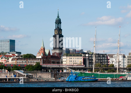 Hamburger Hafen mit Museum Schiff Rickmer Rickmers und Michel, Hamburg, Deutschland Stockfoto