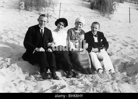 Menschen, Gruppen, zwei Paare, die am Strand von Noordwijk an Zee, Holland, September 1920 sitzen, Stockfoto