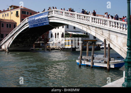 Eines der vielen Brücken über den Canal Grande in Venedig, Italien. Stockfoto