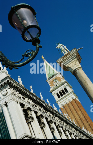 Venedig. Italien. Der Kirchturm von Basilica di San Marco & Statue des St. Theodore oben auf seinem Granitsäule. Stockfoto