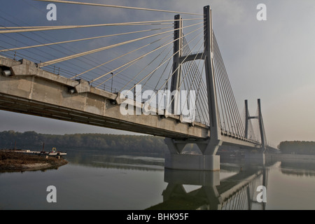 Brücke über den Fluss Po, Hochgeschwindigkeitszug, San Rocco al Porto, Po-Tal, Italien Stockfoto