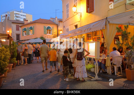 DORF VON SAINTE-MAXIME IN DER NACHT Stockfoto