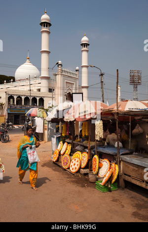 Indien, Kerala, Thiruvananthapuram (Trivandrum), MG Road, Frau zu Fuß in Connemara Markt Stockfoto