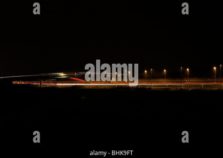 Streifen der Autolichter auf A1 Autobahn bei Nacht, Reggio Emilia, Italien Stockfoto