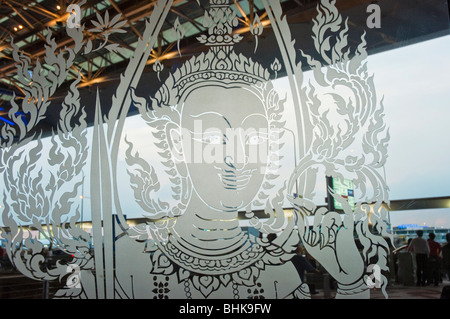 Bangkok-Suvarnabhumi Bangkok International Airport - geätzt traditionelle Bild auf Glastür Stockfoto