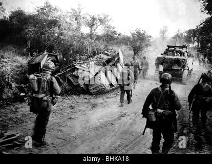 Ereignisse, Zweiter Weltkrieg/Zweiter Weltkrieg, Frankreich, Invasion 1944, vorrückende amerikanische Truppen, im Straßengraben ein zerstörter deutscher Panzer PzKw V 'Panther', Sommer 1944, Stockfoto