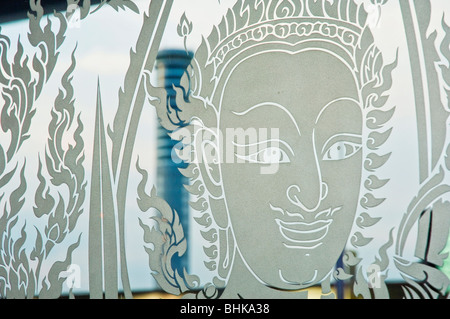 Bangkok-Suvarnabhumi Bangkok International Airport - geätzt traditionelle Bild auf Glastür Stockfoto