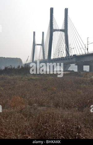 Brücke über den Fluss Po, Hochgeschwindigkeitszug, San Rocco al Porto, Po-Tal, Italien Stockfoto