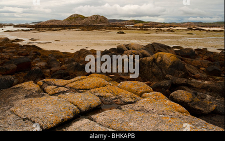 Blick auf den Strand von Fionnphort auf der Westseite der Isle of Mull in Nord-West-Schottland mit Felsen im Vordergrund Stockfoto