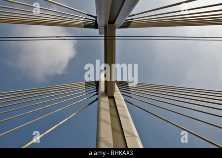 Brücke über den Fluss Po, Hochgeschwindigkeitszug, San Rocco al Porto, Po-Tal, Italien Stockfoto