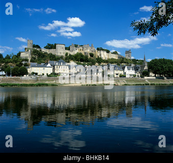 Stadt und zerstörten Schlosses spiegelt sich in La Vienne Fluss Stockfoto