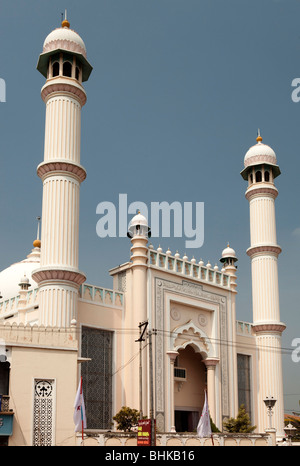 Indien, Kerala, Thiruvananthapuram (Trivandrum), MG Road, Moschee gegenüber Connemara Market Stockfoto