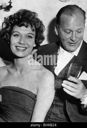 Juergens, Curd, 13.12.1915 - 18.6.1982, deutscher Schauspieler, halbe Länge, mit seiner Frau Simone Bicheron, 1959, Stockfoto