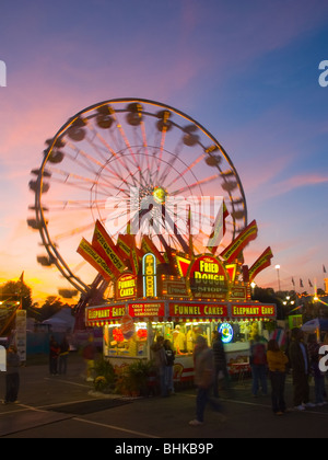 Riesenrad und Essen stehen in der Abenddämmerung an der North Carolina State Fair in Raleigh Stockfoto