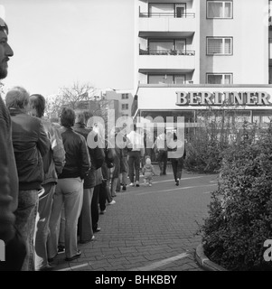 Fall der Berliner Mauer 1989, DDR-Bürger in Warteschlange für ein Willkommensgeschenk in Form von Geld Stockfoto