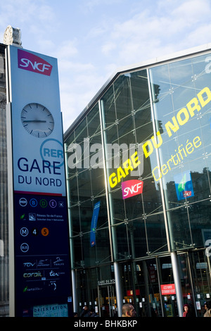 Moderne Erweiterung des Bahnhofs La Gare Du Nord in Paris, Frankreich. Stockfoto
