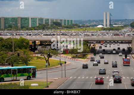 Blick auf den brasilianischen Nationalkongresses und philologisch Gebäude bilden die monumentale Achse in Brasilia, Brasilien Stockfoto