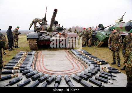 Soldaten der deutschen Bundeswehr untersucht einen T74 Tank, Bucierz, Polen Stockfoto