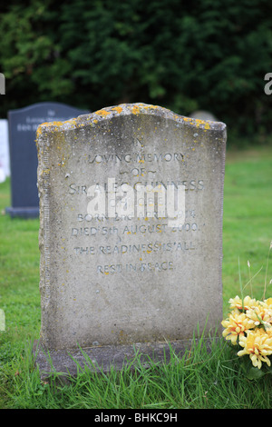 Der Grabstein von Sir Alec Guinness, starb im August 2000, und wer war ein Schauspieler berühmt für viele Rollen. Stockfoto