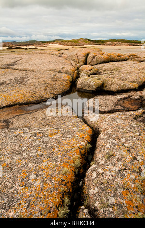 Blick auf den Strand von Fionnphort auf der Westseite der Isle of Mull in Nord-West-Schottland mit Felsen im Vordergrund Stockfoto
