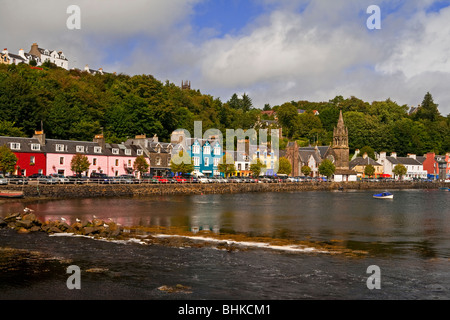 Blick auf die bunten Läden und Häuser am Hafen in Tobermory ein Dorf auf der Isle of Mull Schottland UK Stockfoto