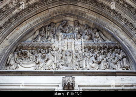 Religiöse Steinmetzarbeiten auf Ypern Kathedrale Belgien Europa Stockfoto