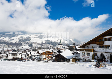 Blick über das Resort vom unteren Ende der Piste, Kirchberg, in der Nähe von Kitzbühel, Tirol, Österreich Stockfoto