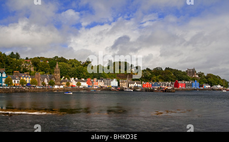 Blick auf die bunten Läden und Häuser am Hafen in Tobermory ein Dorf auf der Isle of Mull Schottland UK Stockfoto