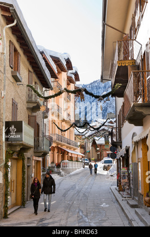 Geschäfte an der Via Roma im Zentrum des Resort, Courmayeur, Aostatal, Italien Stockfoto
