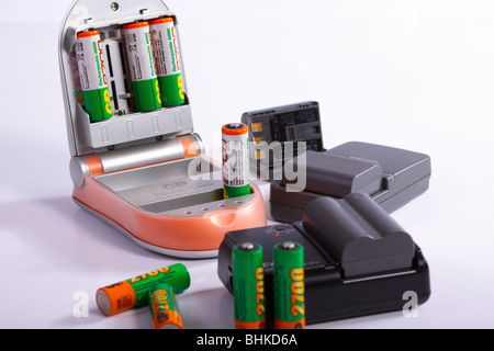 NiMH und Lithium-Ionen-Akkus mit einem Ladegerät. Isoliert. Stockfoto