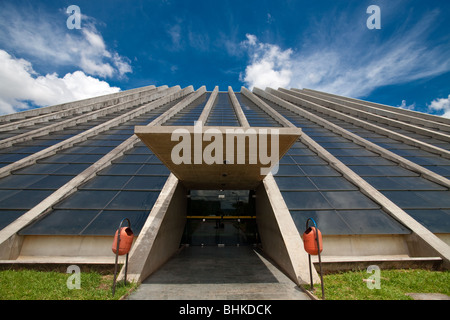 Rückansicht des Nationaltheaters in Brasilia, Brasilien, entworfen von berühmten Architekten Oscar Niemeyer. Stockfoto