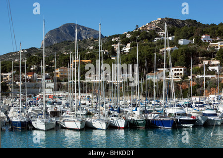 Der Yachthafen und der Berg El Montgo Javea Stockfoto