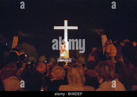 Gottesdienst für den verstorbenen Papst Johannes Paul II an ein Kreuz errichtet für ihn im Jahr 1983, Poznan, Polen Stockfoto