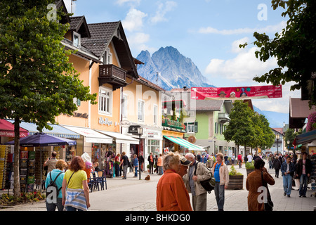 Garmisch Partenkirchen Straßenszene - Geschäfte in der Stadtzentrum, Deutschland, Bayern mit Zugspitze Berg im Hintergrund Stockfoto