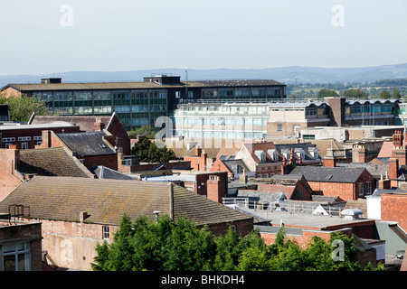 Blick über die Dächer der Stadt von Gloucester in Richtung der 1960er Jahre Verlängerung der Shire Hall Stockfoto