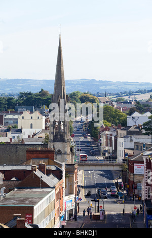 Blick nach Osten, vorbei an St Peters RC Kirche, auf der London Road, Gloucester Stockfoto