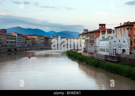 Blick auf den Arno in der Nacht von der Luminara di San Ranieri, Pisa, Italien Stockfoto