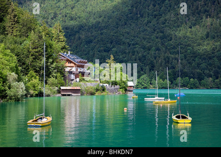 See, Deutschland - Boote liegen in der Nähe eines Hotels am Walchensee, Bayern, Europa in den Bayerischen Alpen Stockfoto