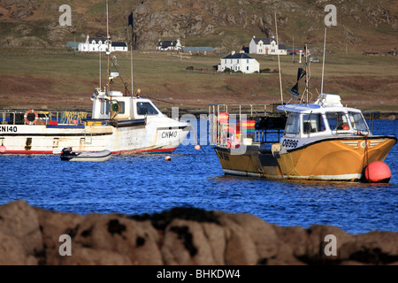 Angelboote/Fischerboote verankert in der Sound von Iona entnommen Fionnphort Strand auf der Isle of Mull Stockfoto