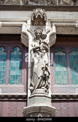 Religiöse Steinmetzarbeiten auf Ypern Kathedrale Belgien Europa Stockfoto