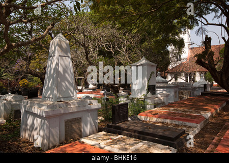 Indien, Kerala, Thiruvananthapuram (Trivandrum), MG Road, anglikanische Christ Church of South India, frühen viktorianischen militärische Grab Stockfoto