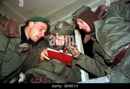 Polnischen Grenze Wache Offiziere an einem Checkpoint während einer Nachtpatrouille, Polen Stockfoto