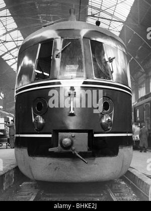 Transport/Transport, Eisenbahn, Lokomotiven, Dieselzug DRG-Klasse SVT 877, Deutsche Eisenbahn, hergestellt von der WUMAG, im Dienst 1933 - 1957, Typ 'Munich Flyer', Leipzig Hauptbahnhof, Deutschland, 5.5.1936, Vorderansicht, Stockfoto
