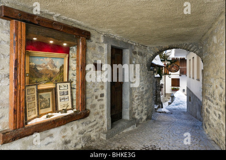 Schmale Gasse von der Via Roma im Zentrum des Resort, Courmayeur, Aostatal, Italien Stockfoto