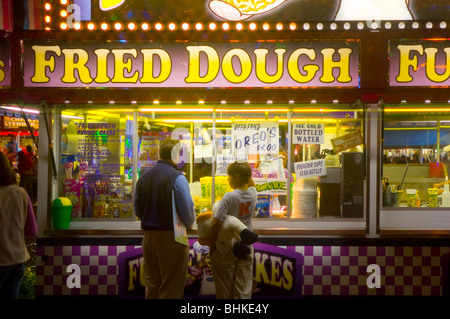 Menschen bei einer Erfrischung stehen an der North Carolina State Fair in Raleigh Stockfoto