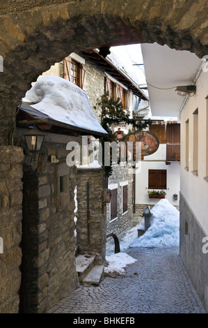 Schmale Gasse von der Via Roma im Zentrum des Resort, Courmayeur, Aostatal, Italien Stockfoto