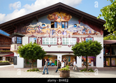 Läden und Geschäfte mit bemalt mit religiösen Wandmalereien in Garmisch-Partenkirchen, Bayern, Deutschland, Europa Stockfoto